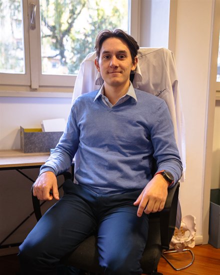 Il Dr. Patrick Terrein nel suo studio di chiropratica a Milano