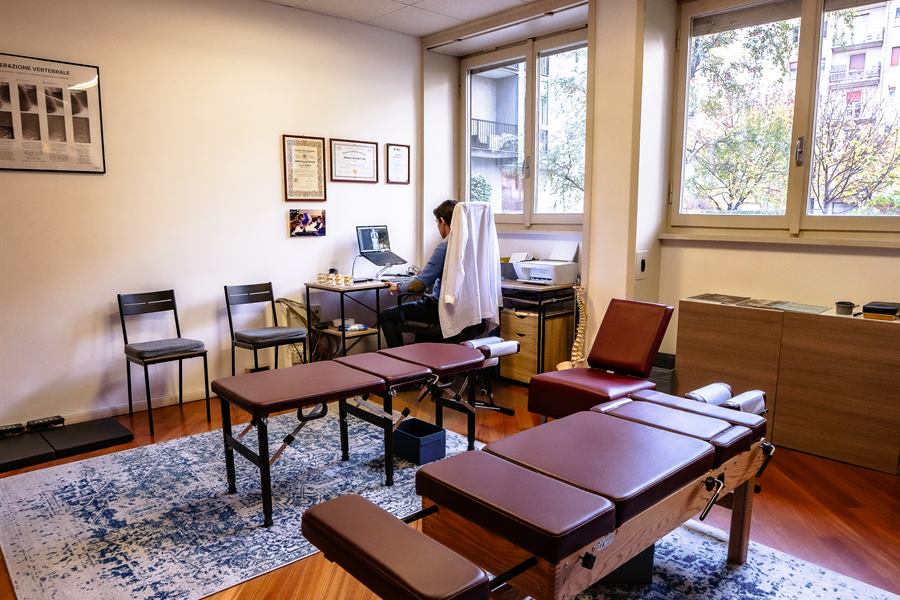 La sala dello studio, con i lettini chiropratici e le finestre sulla strada